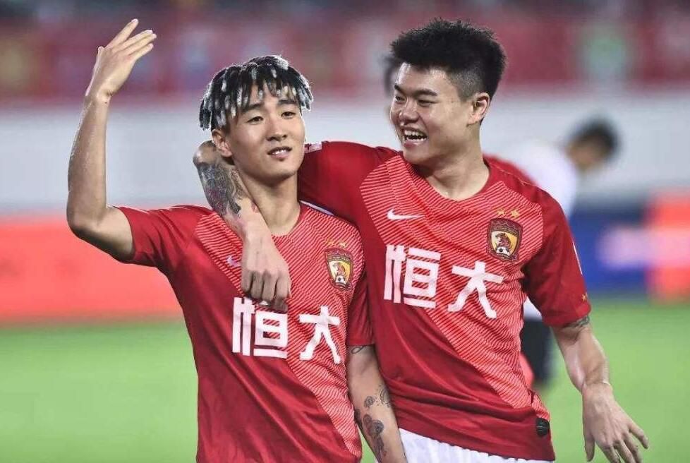 点开这条视频，却发现，萧老太太正在劝萧常乾和钱红艳和好。